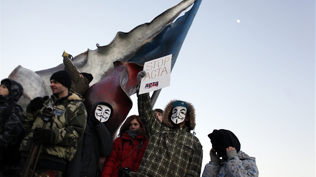 astnci demonstrace svolan eskou pirtskou stranou jdou z praskho Klrova na Hrad. Protestuj proti nedvnmu podpisu dohody ACTA o boji proti en neleglnch kopi a padlk (2. nora 2012)