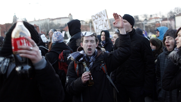 astnci demonstrace svolan eskou pirtskou stranou jdou z praskho Klrova na Hrad. Protestuj proti nedvnmu podpisu dohody ACTA o boji proti en neleglnch kopi a padlk (2. nora 2012)