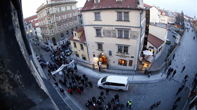 astnci demonstrace svolan eskou pirtskou stranou jdou z praskho Klrova na Hrad. Protestuj proti nedvnmu podpisu dohody ACTA o boji proti en neleglnch kopi a padlk (2. nora 2012)