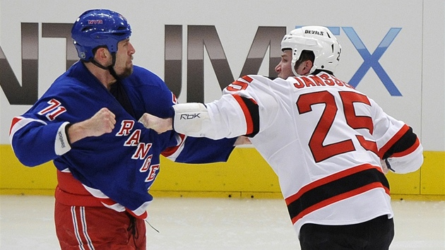 CHCE SI ZATANCOVAT? Mike Rupp z celku New York Rangers (vlevo) pijal vzvu  k bitce odCama Janssena z New Jersey. 