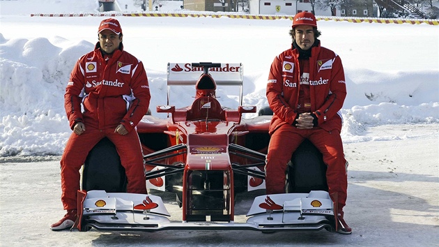 Felipe Massa (vlevo) a Fernando Alonso pi prezentaci novho monopostu Ferrari pro sezonu 2012.