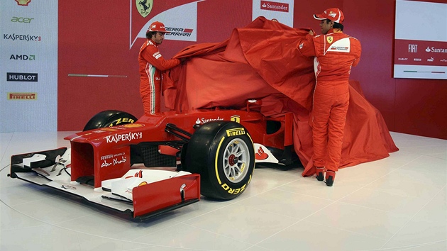 Kvli snhovým pívalm na severu Itálie mlo pedstavení nového monopostu Ferrari nebývale komorní charakter.