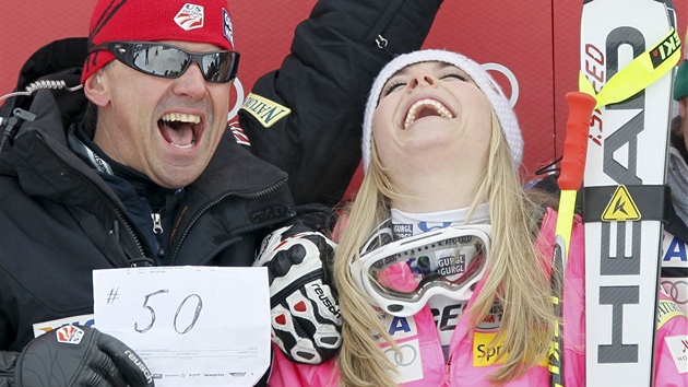 POPADEST. Lindsey Vonnov vyhrla v Garmisch-Partenkirchenu padest zvd SP kariry. Zde slav s trenrem Alexem Hoedlmoserem.
