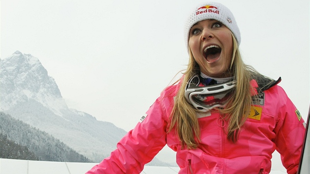 POPADEST. Lindsey Vonnov vyhrla v Garmisch-Partenkirchenu padest zvd SP kariry. Zde na ramenou svch trenr.