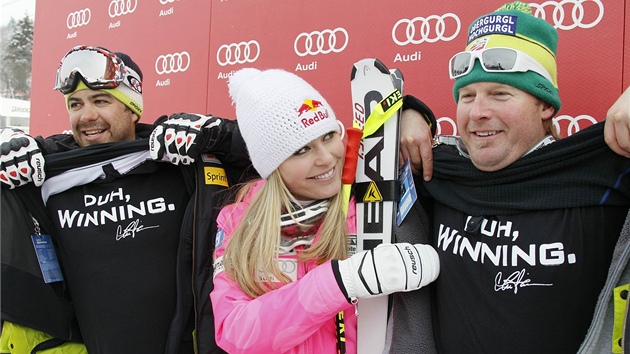 PADEST TRIUMF. Lindsey Vonnov vyhrla v Garmisch-Partenkirchenu padest zvod SP kariry. Slavila s trenry Jeffem Fergusonem (vpravo) a Wadem Bishopem (vlevo).