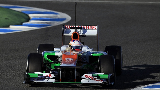 Britsk zvodnk Paul di Resta s vozem Force India pi testech v Jerezu. 