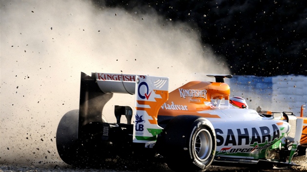 Francouz Bianchi s vozem Force India nar do pneumatikov bariry pi testech v Jerezu.