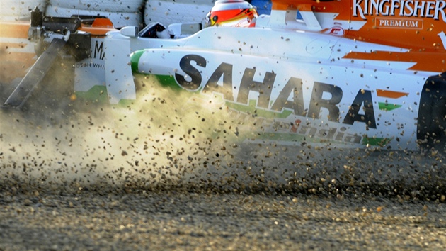 Francouz Bianchi s vozem Force India nar do pneumatikov bariry pi testech v Jerezu.