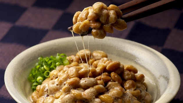 Natto je tradiční japonské jídlo vyráběné z fermentovaných sójových bobů, které je bohatým zdrojem proteinů. Proto se podává k snídani.
