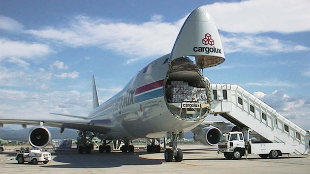 Pohled na typické nakládání 747ky "přes nos"