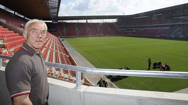 Bývalý slávistický kanonýr František Veselý na novém stadionu v Edenu.