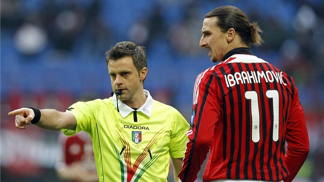 A VEN! Zlatan Ibrahimovic, tonk AC Miln, ligov zpas proti Neapoli nedohrl. Rozhod Nicola Rizzoli mu dal ervenou kartu.