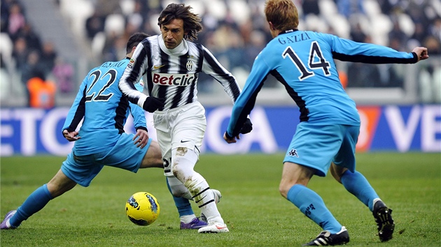 PROTI DV�MA. Andrea Pirlo, zálo�ník fotbalového Juventusu, prochází p�es dva