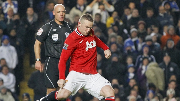 SUVERÉNNÍ EXEKUTOR. Wayne Rooney prom�nil s jistotou hned dv� penalty a vrátil