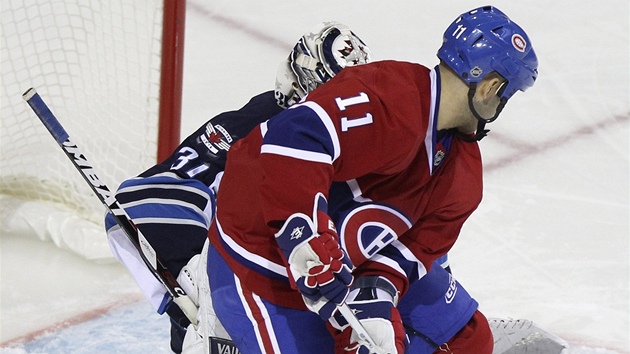 PEKONÁ HO? Scott Gomez, hokejista Montrealu, se snaí prosadit ped gólmanem