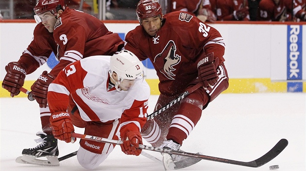 NEPROJDE. Keith Yandle a Michal Rozsíval (vpravo) si vzali do parády