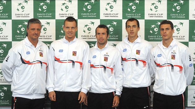 eský tým nehrajícího kapitána Jaroslava Navrátila (vlevo) v utkání Davisova