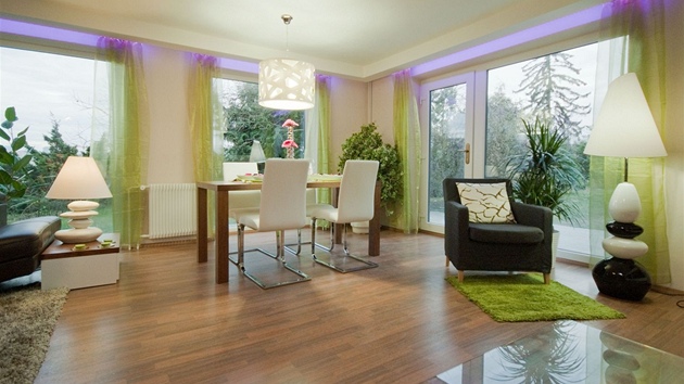 Proto�e je pokoj velký, bylo nutné zvolit podlahu s výrazným o�echovým dezénem.