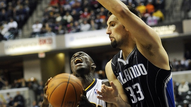 Ryan Anderson (vpravo) z Orlanda fauluje Darrena Collisonse z Indianapolisu.