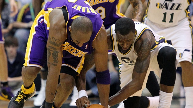V netradiní basketbalové pozici se ocitli  Kobe Bryant (vlevo) z LA Lakers a
