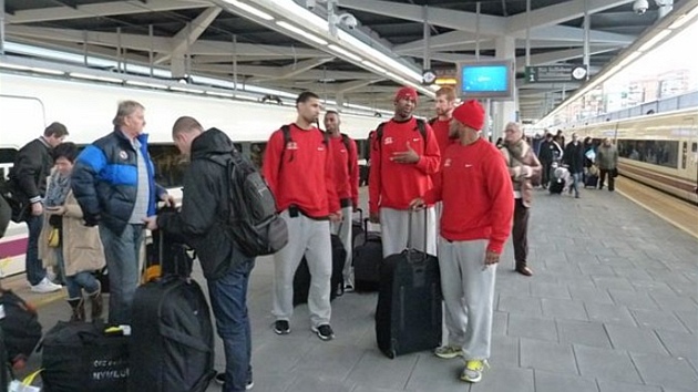 Basketbalisté Nymburka si vyzkoueli cestu vlakem z Madridu do Valencie.