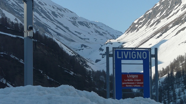 Zasypaný píjezd do Livigna od jihu