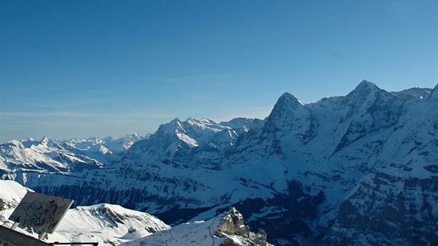 Vysokohortí obí Eiger, Mönch a Jungfrau krásn kontrastují s mírnou,