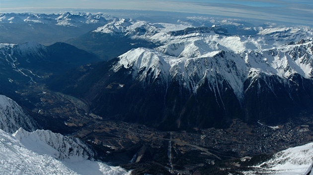 Chamonix, msteko pod Mont Blancem, nabízí výlet lanovkou na skalní jehlu