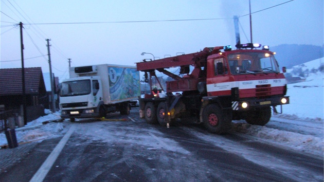 Hasii vracejí zpt na kola nákladní auto pevrácené pi nehod u Leskovce na