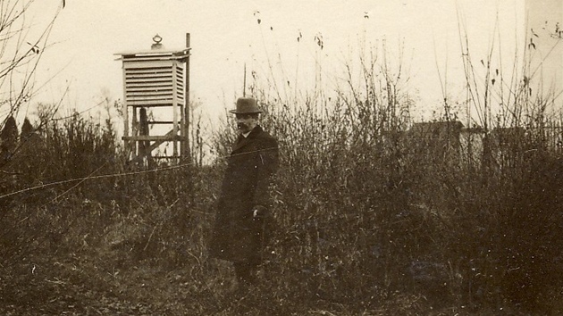 Profesor Jaroslav Ma�ák u meteorologické stanice ve Stecherov� mlýn� v roce