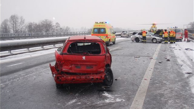 Okolo pl osm rno se nedaleko obce Bravantice srazilo est aut. Ti lid se pi nehod stedn tce zranili, silnice byla zcela prjezdn a od poledne.