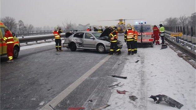 Okolo pl osm rno se nedaleko obce Bravantice srazilo est aut. Ti lid se pi nehod stedn tce zranili, silnice byla zcela prjezdn a od poledne.