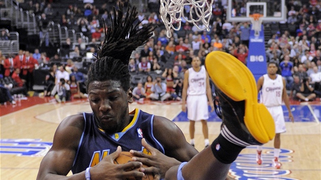 TO JE VSKOK! Kenneth Faried z Denveru ulovil m proklat vysoko.