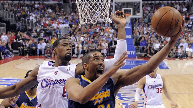 Andre Miller z Denveru se vyhýbá bloku DeAndreho Jordana z LA Clippers.