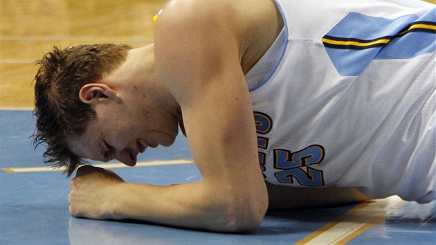 Timofej Mozgov z Denveru si v duelu s LA Lakers poranil kotník.