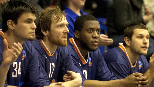 MOMENTÁLN NA LAVICE. Díntí basketbalisté (zleva) Miroslav Soukup, Robert