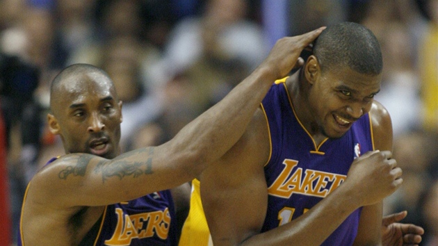 TO BYLO DOBRÝ. Kobe Bryant z LA Lakers blahopeje spoluhrái Andrewovi Bynumovi.