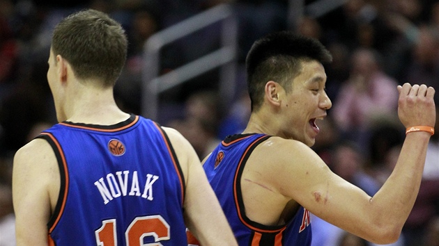 NEEKANÍ HRDINOVÉ. Jeremy Lin a Steve Novak momentáln táhnou New York Knicks.