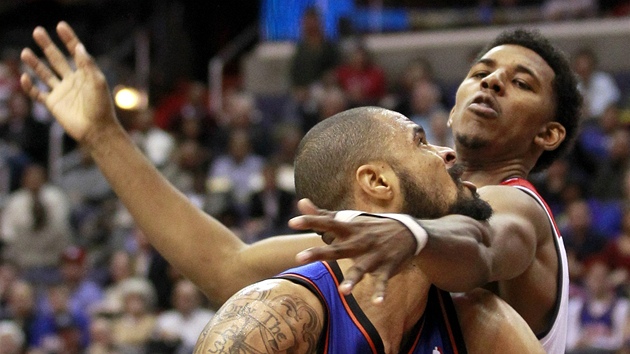 Tyson Chandler z New Yorku schytal tvrdý úder od Nicka Younga z Washingtonu.