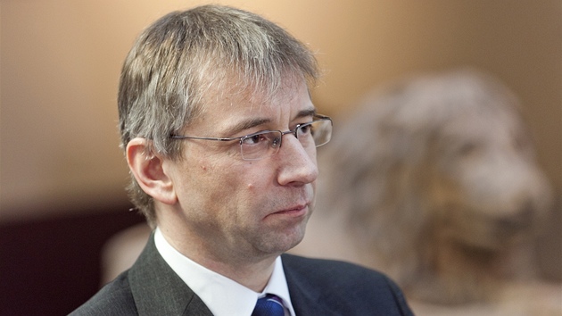 Ministr práce a sociálních vcí Jaromír Drábek z TOP 09 se na tiskové