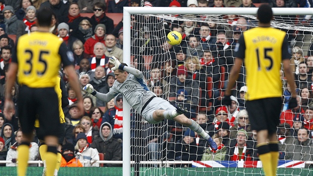 NEDOSÁHL. Wojciech Szczesny, branká Arsenalu, se marn natahuje po stele z