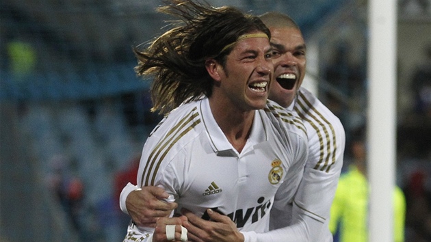 STOPER STELCEM. Sergio Ramos (vpedu), tentokrt stoper Realu Madrid, se raduje se spoluhrem Pepem ze svho glu na hiti Getafe.