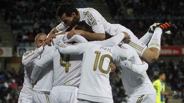 KDE JE STELEC RAMOS? Fotbalisté Realu Madrid se radují z gólu proti Getafe.