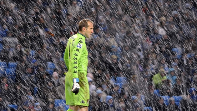 ZASYPANÝ. Mark Schwarzer, branká� Fulhamu, se musel vypo�ádat nejen s