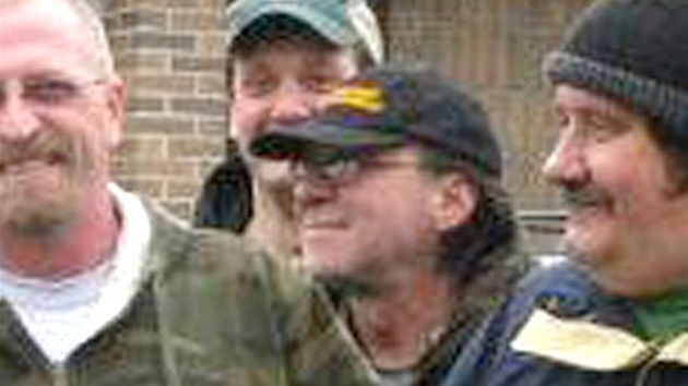 Anthony Ciccone (v kšiltovce a brýlích) a další bezdomovci na Super Bowlu