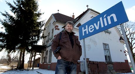 Místostarosta obce Hevlín Jií Dohnal ped budovou nádraí  na zruené trati do...