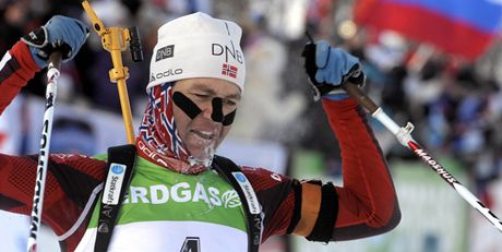 JÁ VÁM JET UKÁU. Norský veterán Ole Einar Björndalen se raduje v cíli závodu