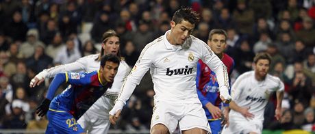 PROMNN PENALTA. Cristiano Ronaldo z Realu Madrid skruje z penalty v zpase