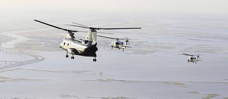 Helikoptéry vetn prezidentské Marine One s Barackem Obamou v Louisian. Ilustraní snímek