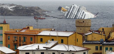 Vrak lodi Costa Concordia u zasneného italského ostrova Giglio (11. února